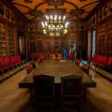 Uscendo, accediamo subito  all�adiacente Sala della Giunta, un tempo biblioteca, come si nota dalle teche colme di libri che ricoprono i muri. Al centro, un lungo tavolo in legno massello...